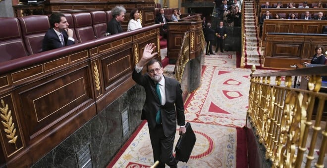 El presidente del Gobierno, Mariano Rajoy, abandona el hemiciclo del Congreso de los Diputados, en el receso de la primera jornada del debate de la moción de censura presentada por el PSOE. DANI GAGO