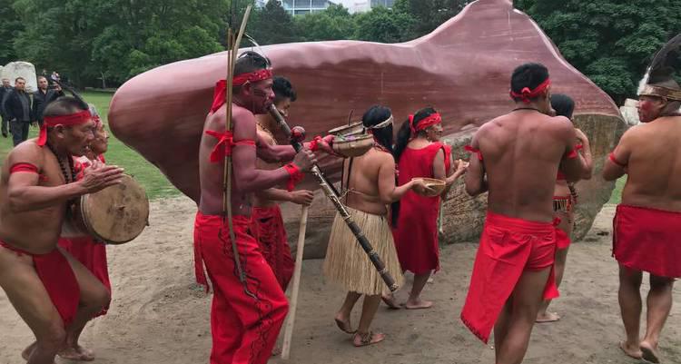 Chamanes hacen ritual ante su piedra Kueka