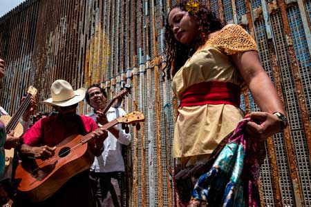 Provenientes de Veracruz y Morelos, así como de las ciudades de Tijuana, Ensenada, Mexicali y la capital del país, unos 400 músicos se reunieron ayer en el Parque de la Amistad, Playas de Tijuana, y en territorio estadunidense para participar en el decimoprimer festival Fandango Fronterizo