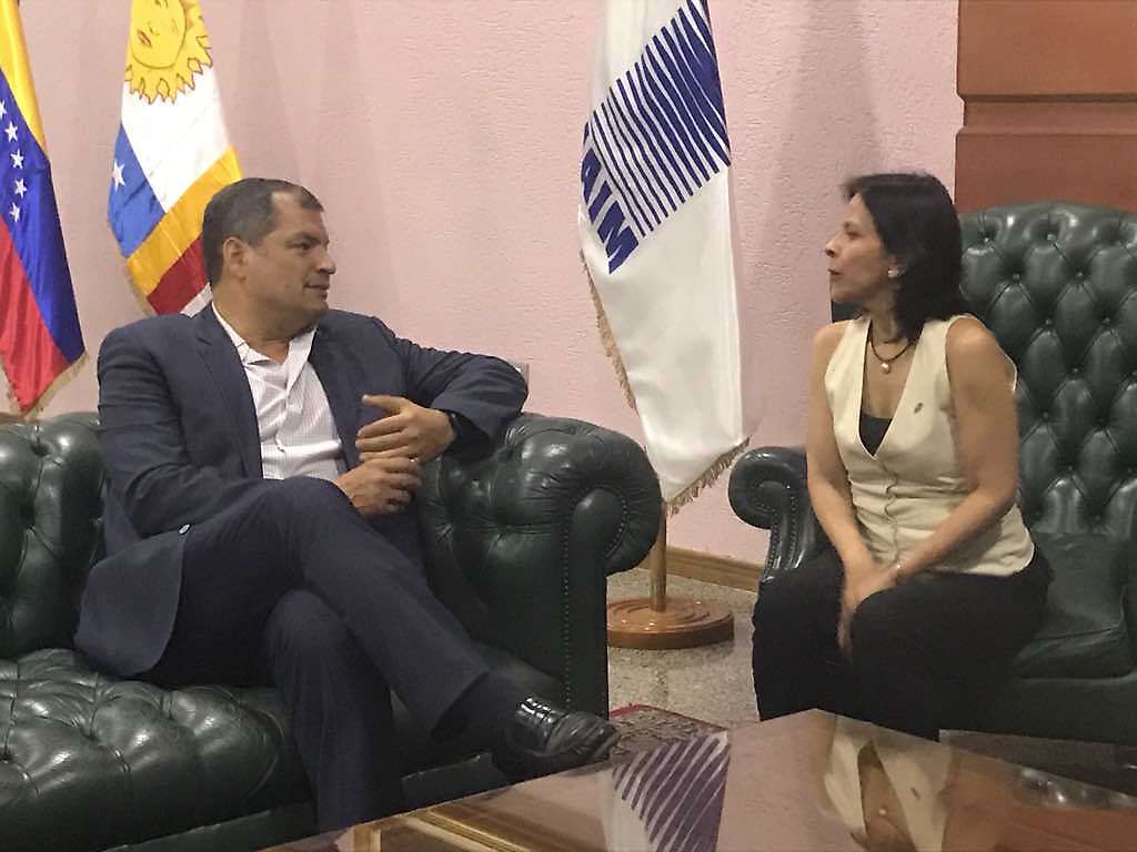 La vicepresidenta del Poder Electoral, Sandra Oblitas, fue la encargada de recibir a Correa este viernes.