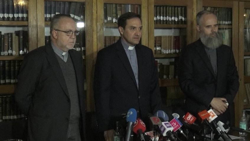 Representantes de la Conferencia Episcopal de Chile ofreciendo declaraciones al respecto