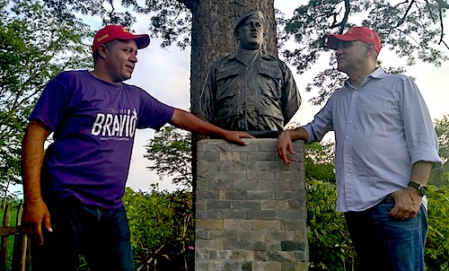 Jesse Chacón y Ángel Prado frente al busto de Chávez en la Comuna El Maizal