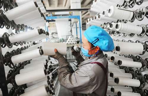 Empleado de una fábrica textil en la provincia Jiangsu, China. La economía del gigante asiático comienza a dar signos de desaceleración