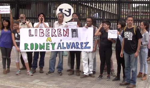 Liberen a Rodney Álvarez, claman frente al Palacio de Justicia