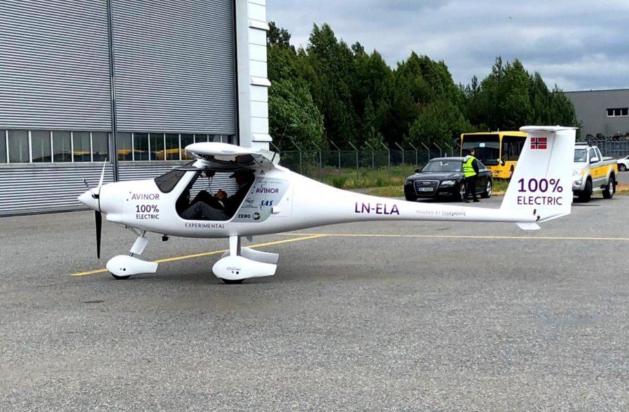 Un avión eléctrico de dos asientos fabricado por la empresa eslovena Pipistrel se encuentra fuera de un hangar antes de un vuelo de prueba en el aeropuerto de Oslo, Noruega, el 18 de junio de 2018.