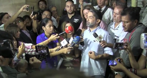 Durante la protesta de enfermos frente al MPPS, Francisco Valencia  declaró: Cumplan con La Constitución, la gente se está muriendo