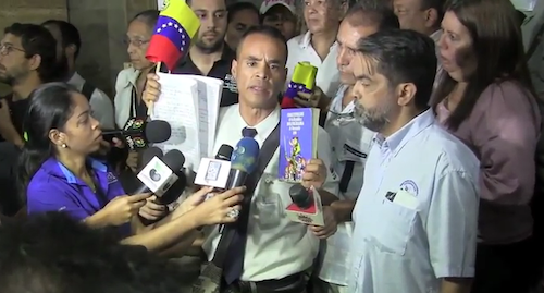 En la protesta de enfermos frente al MPPS, Roy Escobar señaló: Le hago un llamado público a todos los enfermos de este país, hagamos una sola fuerza, hagamos una sola unión en función de reclamar nuestros derechos y que sean cumplidos
