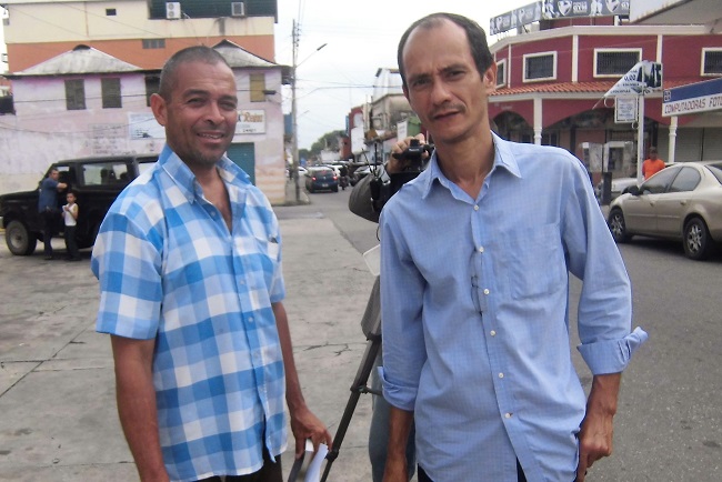 Carlos Paredes (Izq) junto a otro miembro del CCSSJJ en Barinas