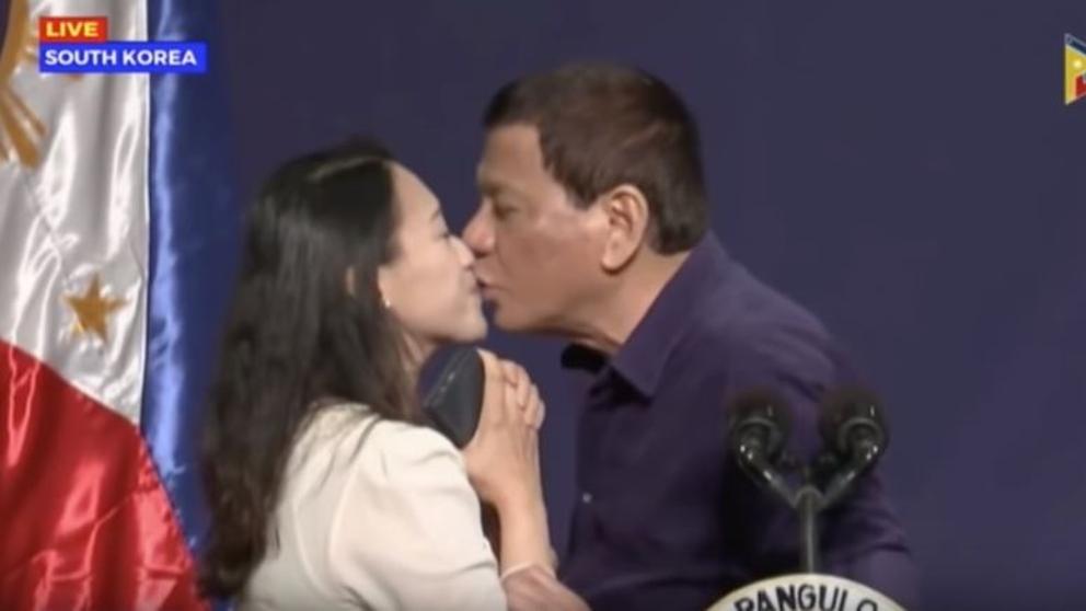Rodrigo Duterte, ha levantado una oleada de críticas tras obligar a una mujer filipina besarle en los labios
