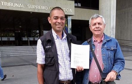 Carlos Paredes del CCSSJJ y Gonzalo Gómez de Marea Socialista, luego de introducir recurso en el TSJ