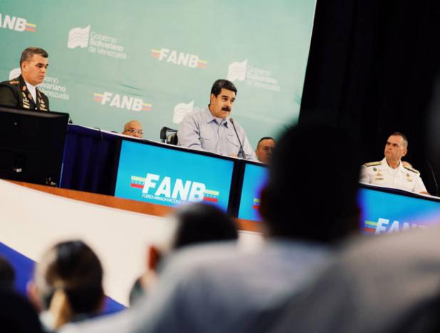 Presidente Maduro con oficiales de las FANB