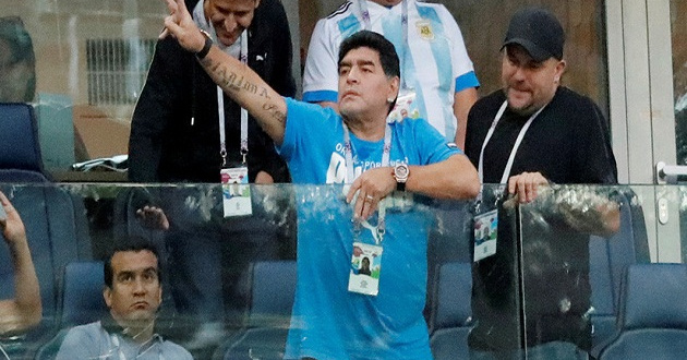 Maradona presenciando el partido entre Argentina y Nigeria el martes 26 de Junio