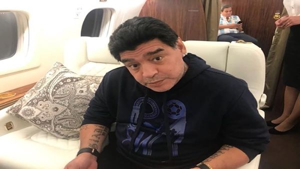 Maradona viajando de regreso a Moscú
