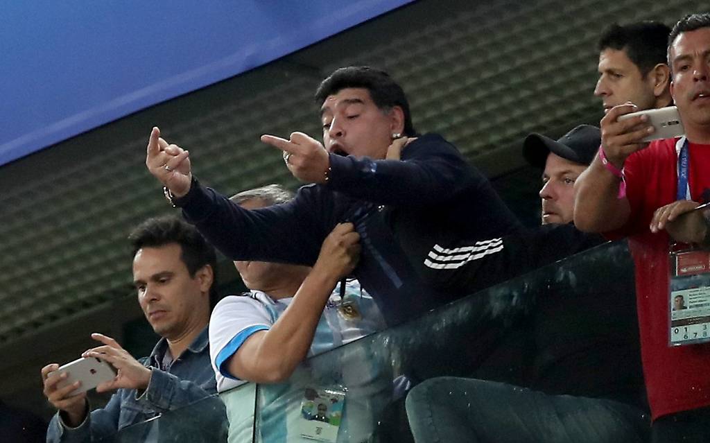 Gesto obsceno de Maradona Después del gol de Marcos Rojo a los 86 minutos que le aseguró a Argentina el pase a octavos