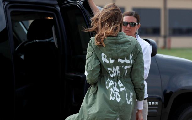 La primera dama, Melania Trump, ingresa a la camioneta con la polémica chaqueta