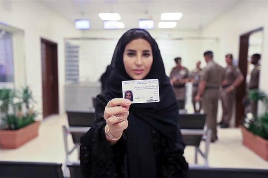 Mujer Saudita exhibe orgullosamente su licencia de conducir.