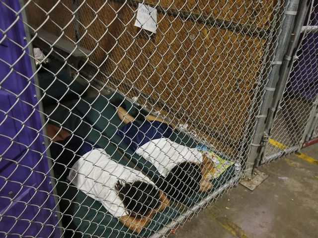 Los niños migrantes encerrados en jaulas