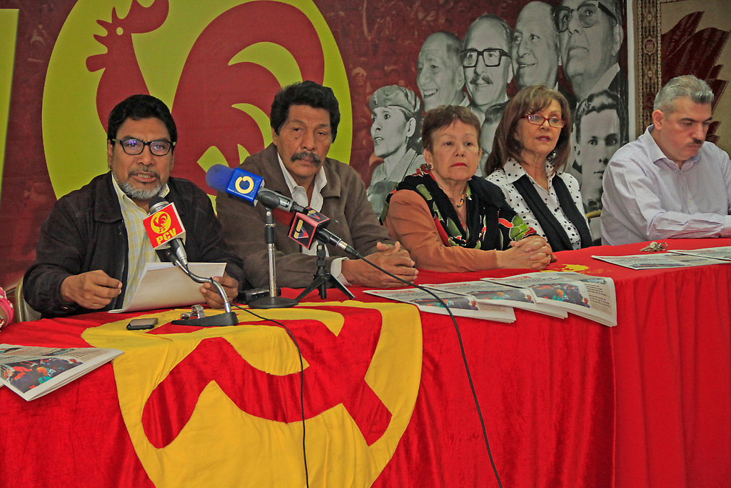 Oscar Figuera junto a dirigentes del PCV