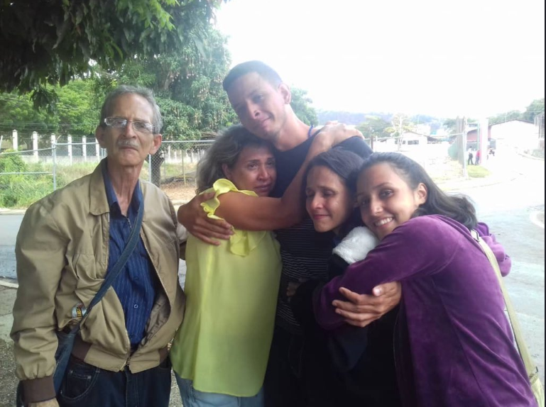 Familiares abrazan a sus seres queridos