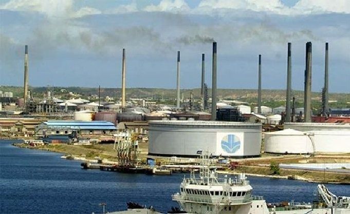refinería Isla en Willemstad, en la isla de Curazao