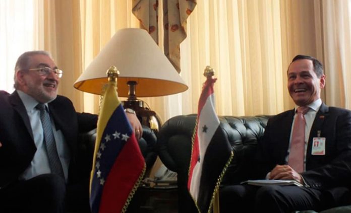 El ministro para el Comercio Exterior, José Gregorio Vielma Mora reunido con el Embajador de Siria en Venezuela Khalil Bitar.