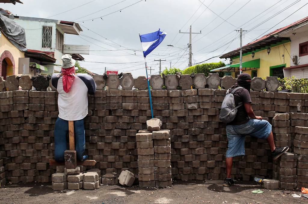 Un manifestante en una barricada en una comunidad indígena de Nicaragua