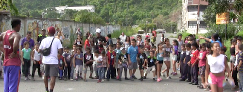 listos para arrancar en el Maratón del día del niño en el Juan Vives Suriá, en Caracas