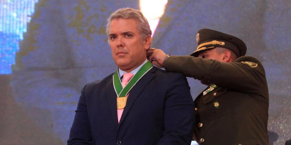 El presidente electo de Colombia Iván Duque, es condecorado en Medellín