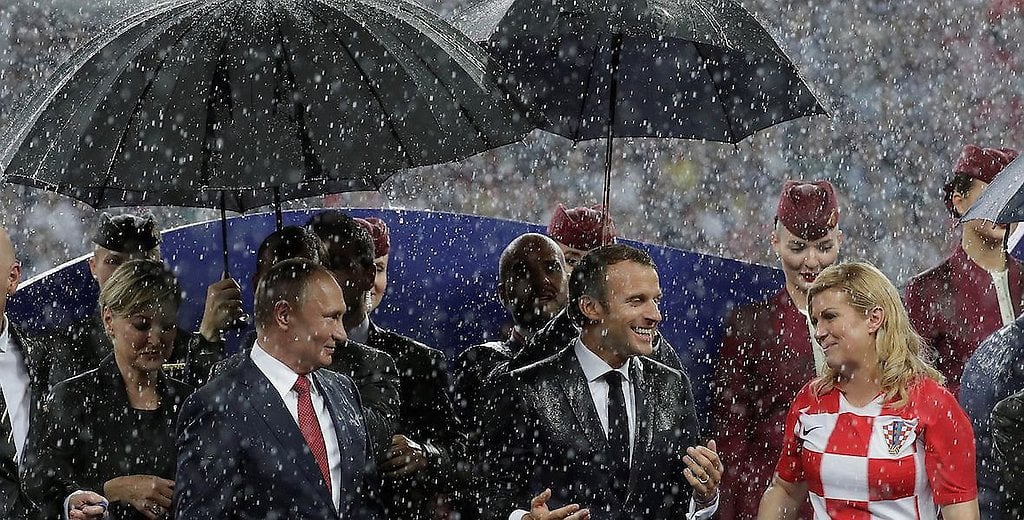 El último paraguas en Rusia fue para la presidenta de Croacia