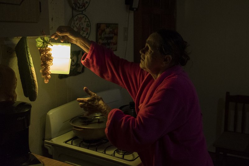 Habitante de Adjuntas en Puerto Rico por primera vez desde hace un año tiene electricidad