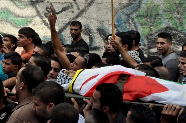 El cuerpo de Abed al-Rahman Obeidallah de 13 años de edad,  es llevado hacia su casa en procesión fúnebre en el Campo de Refugiados de Aida