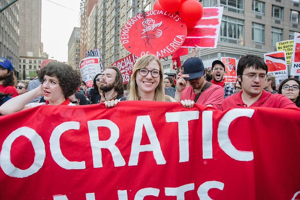 Socialistas Democráticos de América (Democratic Socialists of America) marchando el Primero de Mayo.