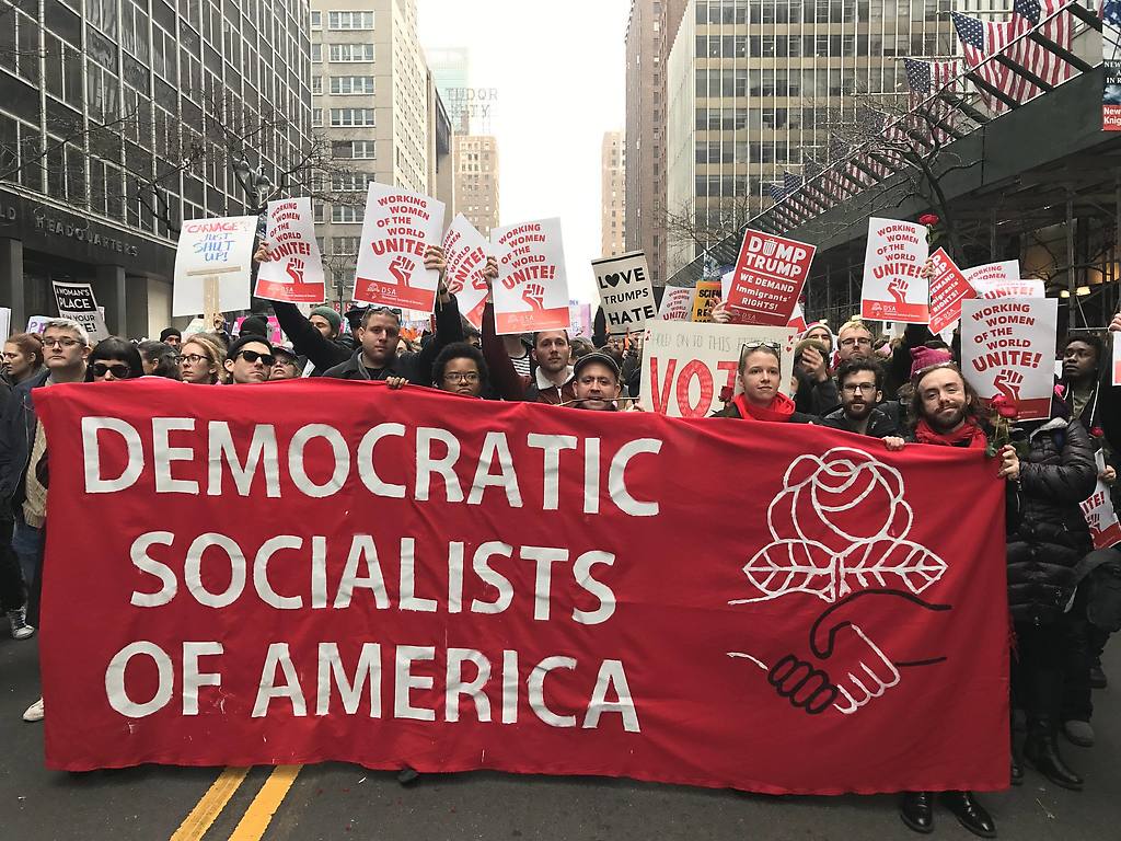 Socialistas Democráticos de América (Democratic Socialists of America) protestando contra Trump.