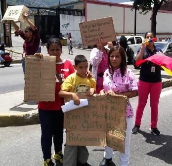 Pacientes de la Clínica Popular de Catia se solidarizan con las enfermeras