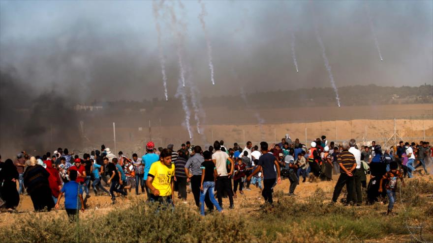 Militares israelíes reprimen con gases lacrimógenos a los manifestantes palestinos en el sur de la Franja de Gaza