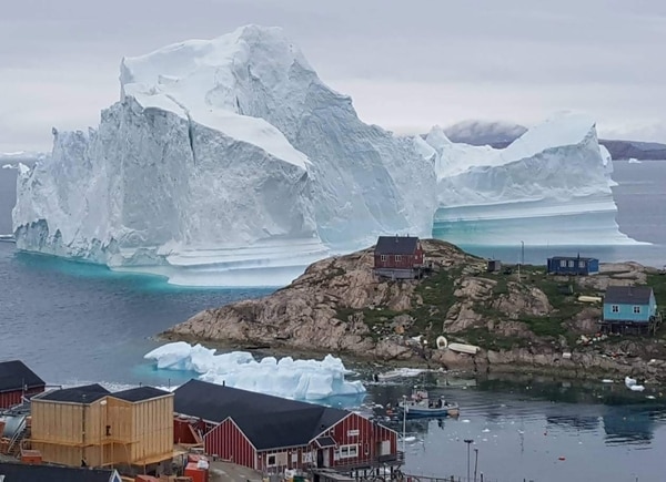 El inmenso témpano de hielo (iceberg), en la costa de Groenlandia