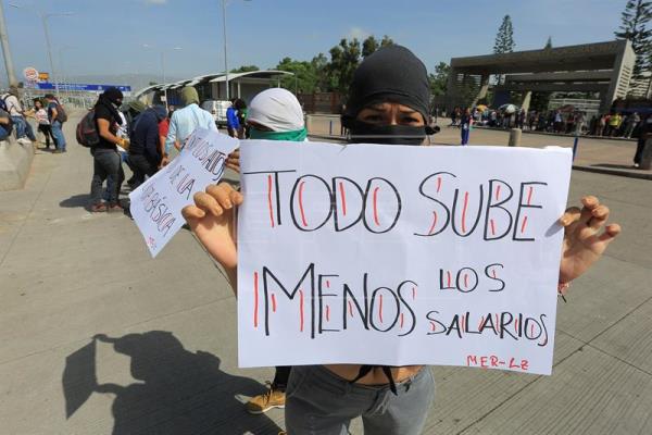 Estudiantes universitarios que apoyan el paro de transporte nacional se enfrentan a la policía el 19 de julio de 2018, en Tegucigalpa