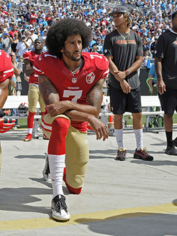 Colin Kaepernick, primer jugador de fútbol americano que se arrodilló durante la ejecución del himno nacional, en protesta
por la discriminación a los negros