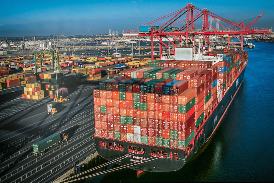 Barco cargado de contenedores en Long Beach, California, con destino a China