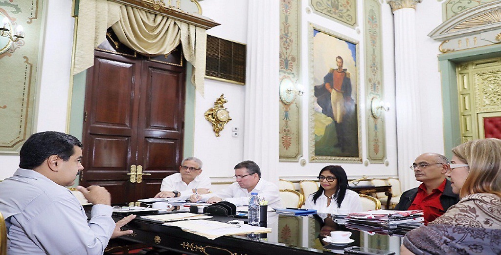 El presidente Maduro reunido con funcionarios del sistema público nacional de salud en el Palacio de Miraflores, Caracas