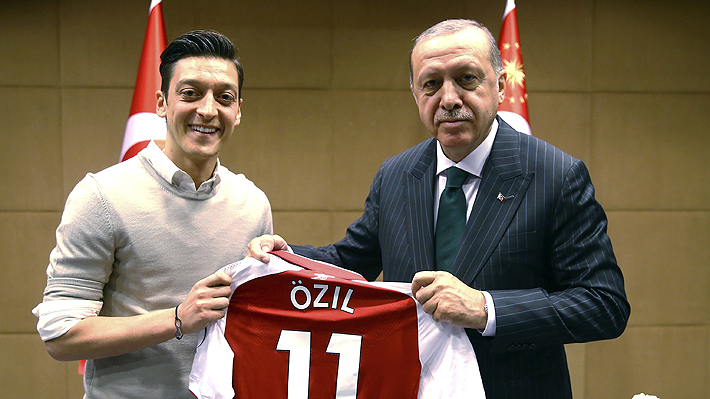 El mediocampista alemán Mesut Özil junto al Presidente de Turquía, Recep Tayyip Erdogan