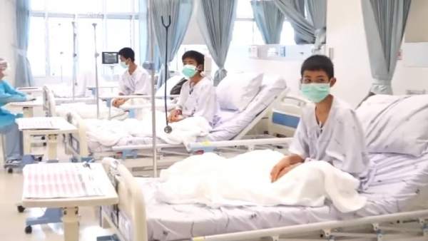 Tres de los niños rescatados de una cueva de Tailandia son atendidos por el personal médico del hospital Chiang Rai, al norte del país. 