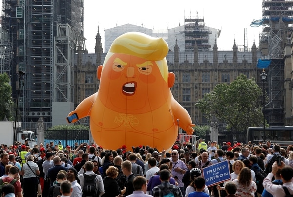 Un globo gigante con forma de bebé en las protestas contra Trump