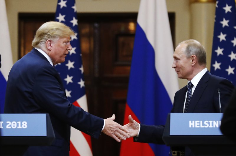 Los presidentes Donald Trump y Vladimir Putin en el Palacio Presidencial de Helsinki