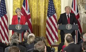 Donald Trump y la Primera Ministra británica Theresa May a quien humilló