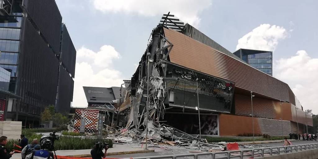 Sección del lujoso centro comercial Plaza Artz Pedregal en Ciudad de México, se derrumba
