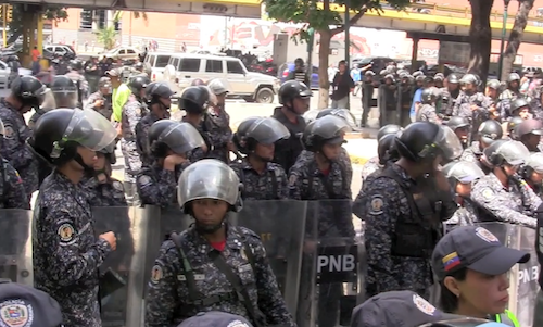 Un tapón formado por policías y guardias nacionales bolivarianos impidió la realización de la marcha de los trabajadores del sector salud