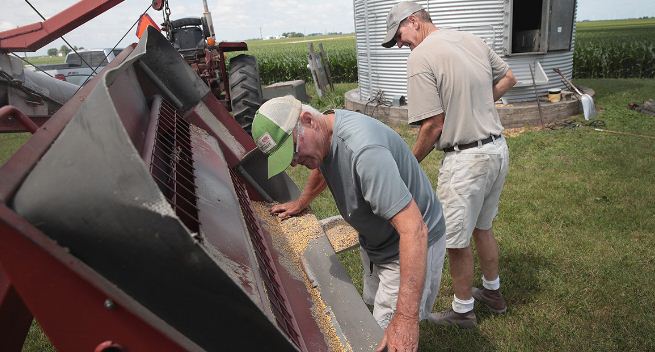 Farmer John Duffy y Roger Murphy cargan semillas de soya