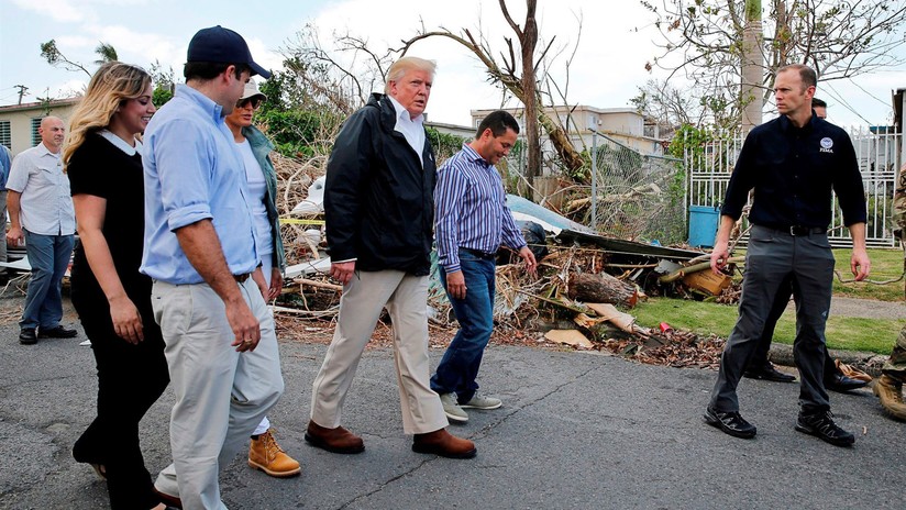 Donald y Melania Trump visitan el municipio Guaynabo tras el paso del huracán María, Puerto Rico, el 3 de octubre de 2017