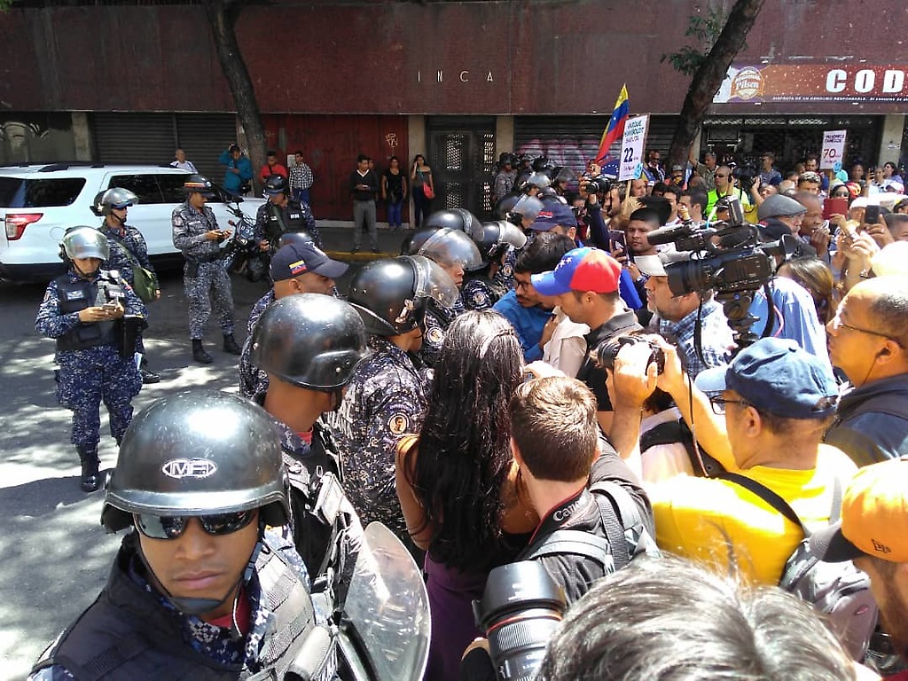 Piquetes que tratan de frenar la marcha que se dirige a Hidrocapital